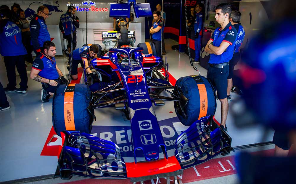 シルバーストンのガレージに収まるトロロッソ・ホンダSTR13 28号車、2018年F1イギリスGP