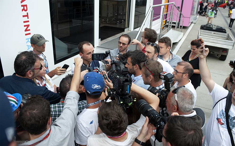 ロバート・クビサを囲むメディアの群れ、2018年F1ハンガリーテスト