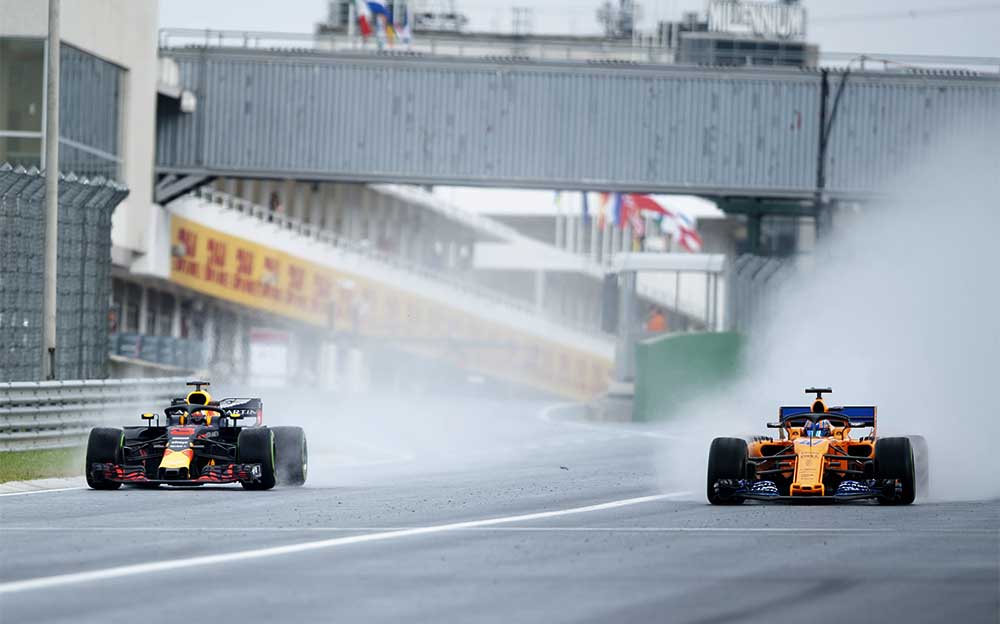 F1ハンガリーテスト初日午後に降った雨の中を走るレッドブルとマクラーレン
