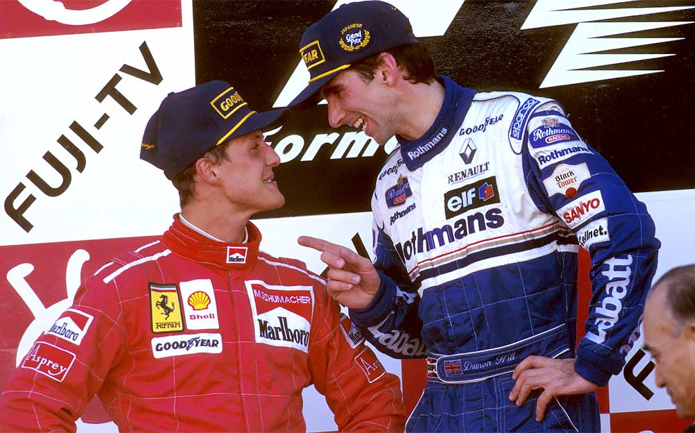 1996年のF1最終日本GPで優勝しタイトル獲得を決めたウィリアムズのデーモン・ヒルと2位表彰台のフェラーリのミハエル・シューマッハ
