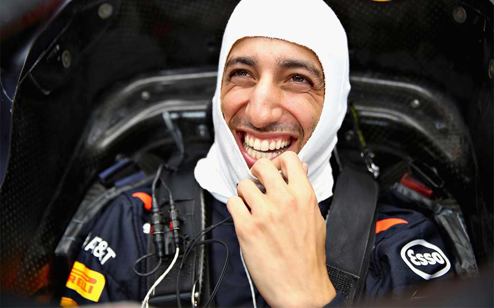 RB14のコックピットに座り笑顔を見せるレッドブル・レーシングのダニエル・リカルド、2018年F1イタリアGP初日