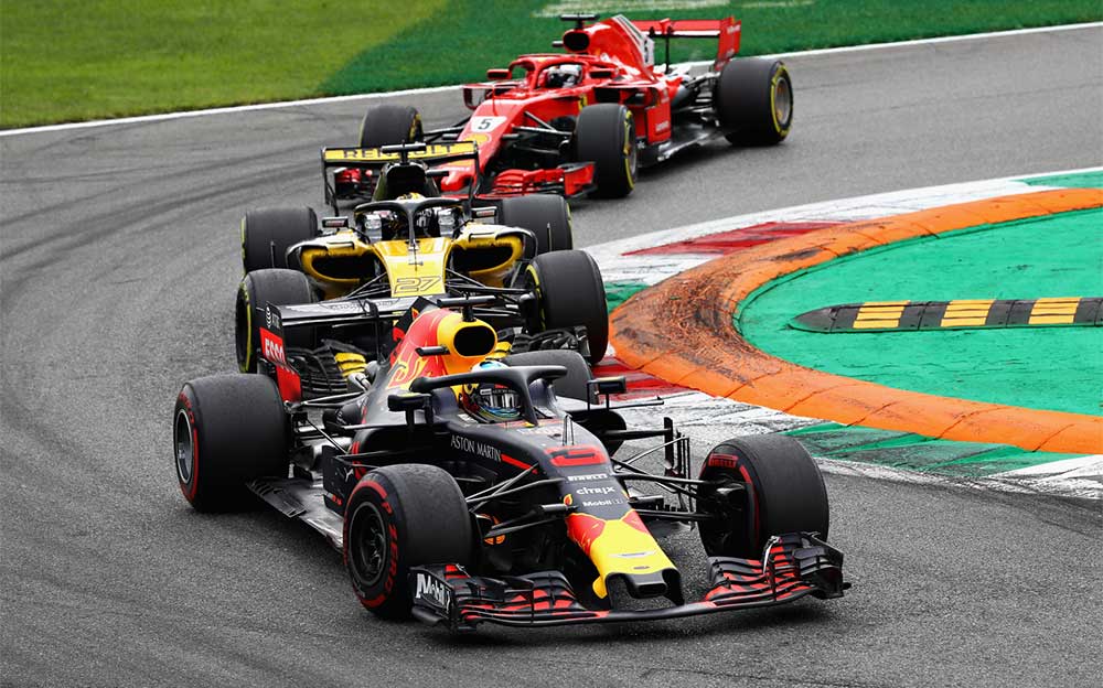 2018年F1イタリアGP決勝でルノーとフェラーリを後続に従えるレッドブル・レーシングのダニエル・リカルド