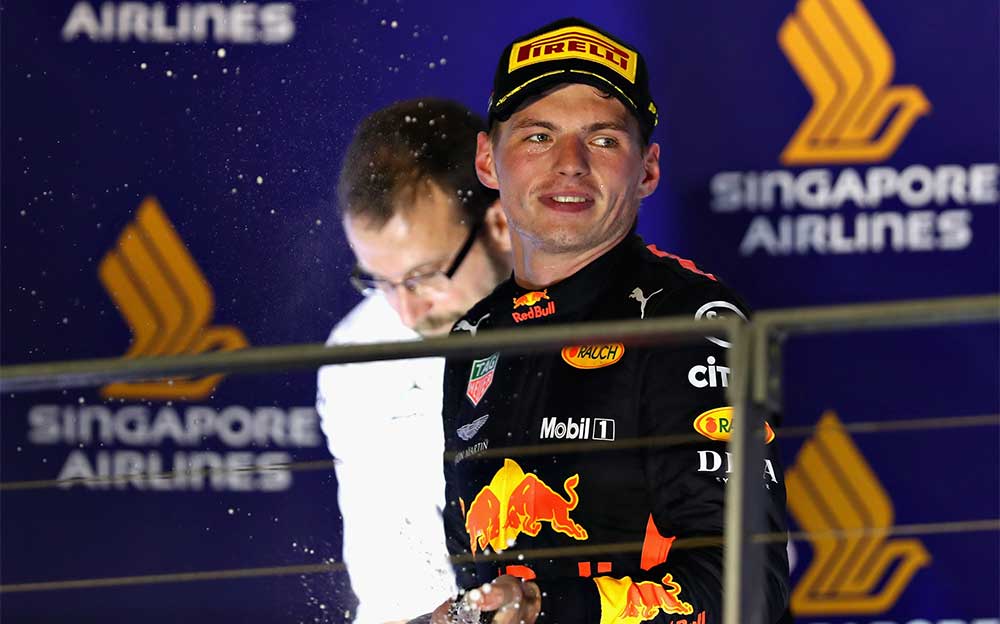 2018年F1シンガポールGPで2位表彰台に上がりシャンパンファイトに興じるレッドブルのマックス・フェルスタッペン