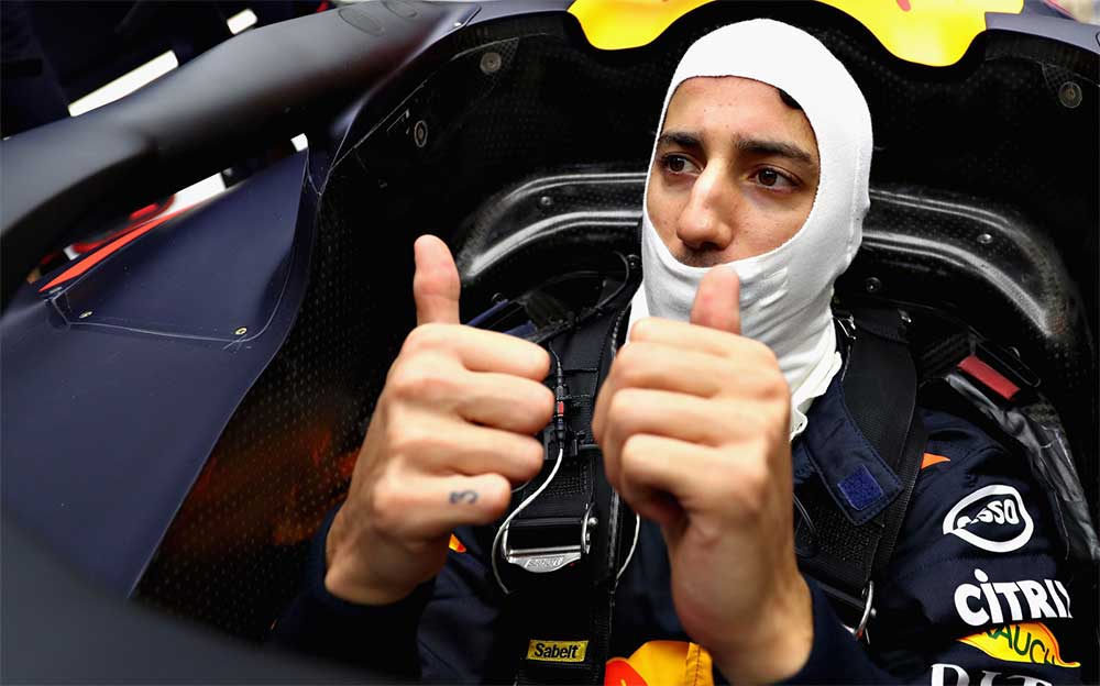 親指を立ててOKサインを出すレッドブル・レーシングのダニエル・リカルド、2018年F1ロシアGP