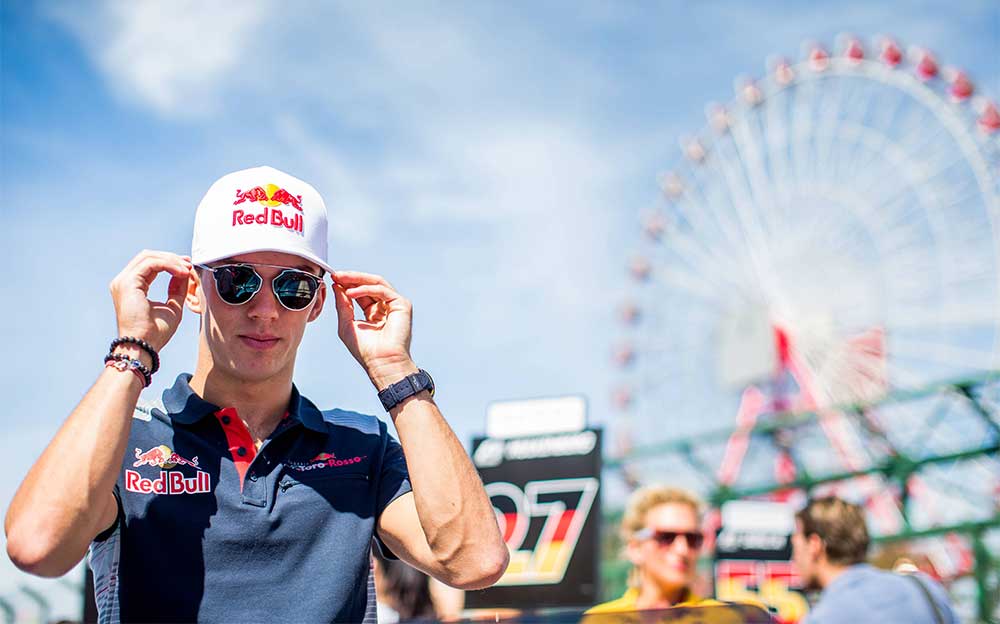 観覧車を背景にサングラスをかけるピエール・ガスリー、2017年F1日本GP