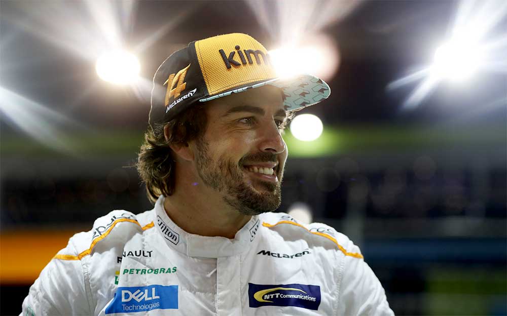 笑顔を見せるマクラーレンのフェルナンド・アロンソ、2018年F1シンガポールGP FP2にて