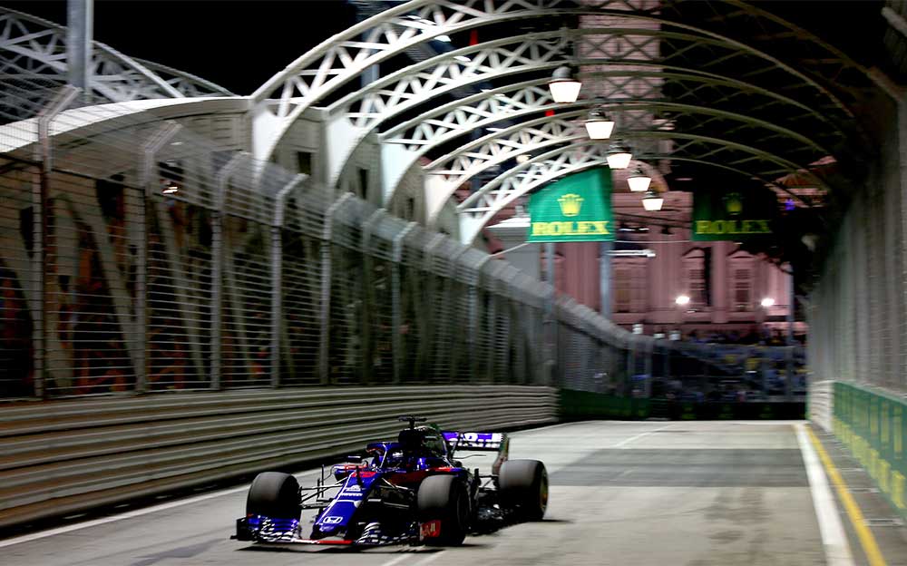 夜のシンガポールを走るトロロッソ・ホンダのブレンドン・ハートレー、2018年F1シンガポールGP FP2にて