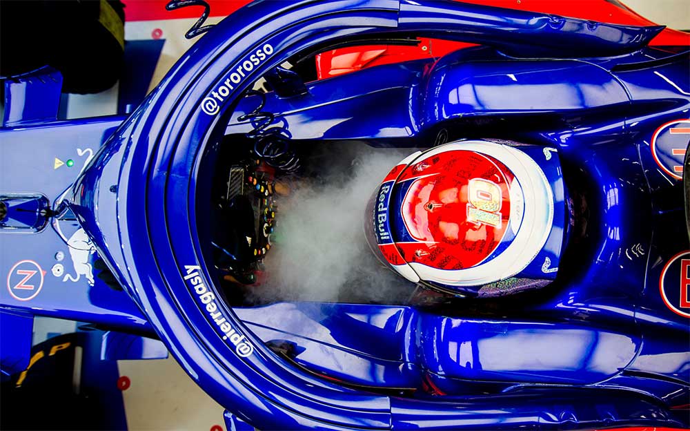 ドライアイスの冷気で体を冷やすトロロッソ・ホンダのピエール・ガスリー、2018年F1シンガポールGP FP3にて