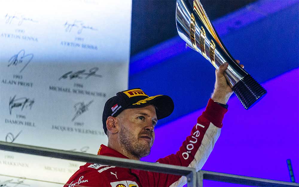 2018年F1シンガポールGP決勝で3位表彰台に上がったフェラーリのセバスチャン・ベッテル