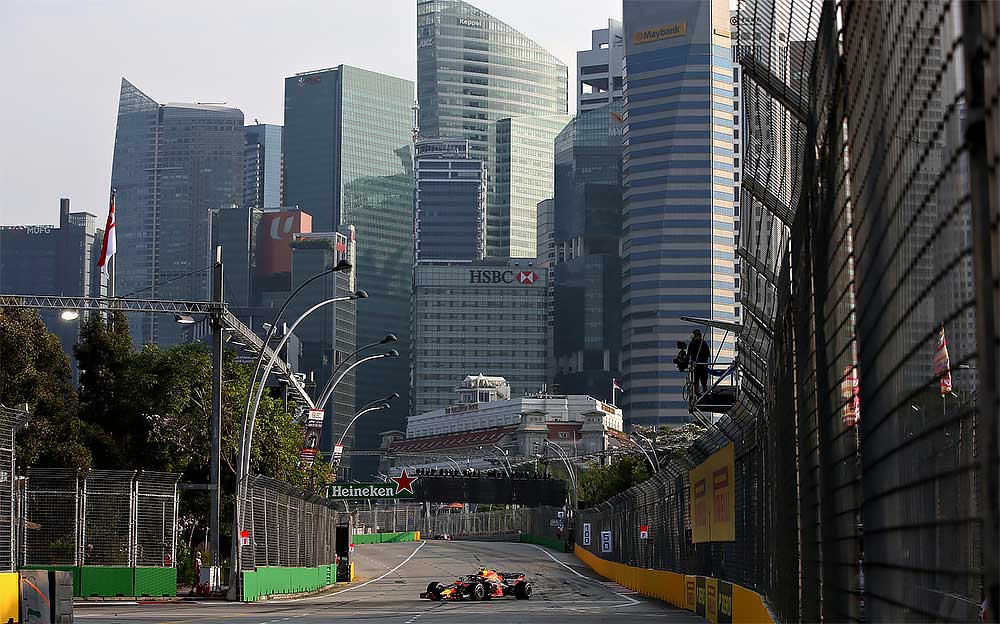 F1シンガポールGP1回目のフリー走行を走るレッドブル・レーシング