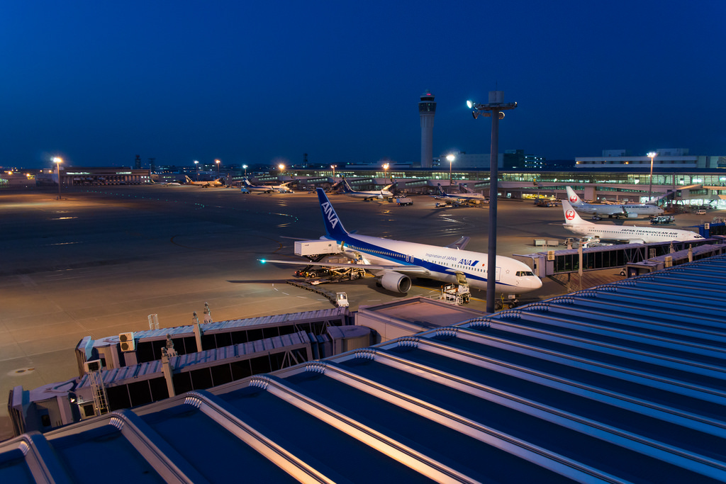 夜のセントレア空港と飛行機