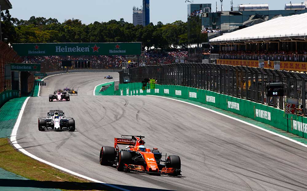 F1ブラジルGPの舞台インテルラゴス・サーキットのホームストレート