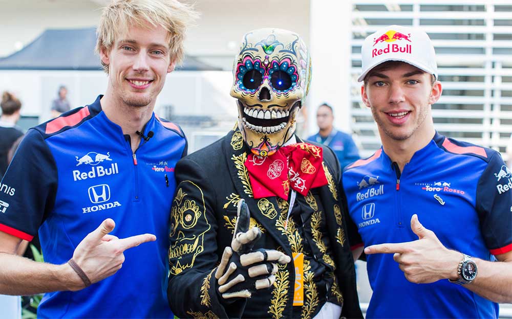 死者の日の仮装をしたファンと写真撮影するトロロッソ・ホンダのブレンドン・ハートレーとピエール・ガスリー、F1メキシコGP 2018年10月25日