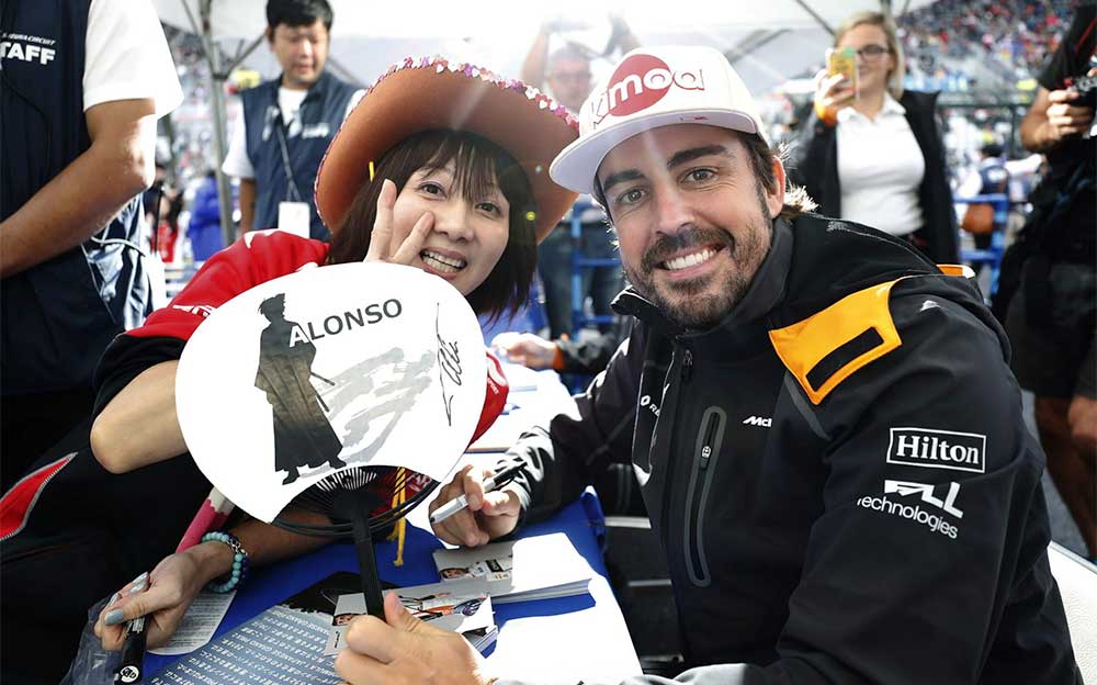ファンからのプレゼントにご機嫌のフェルナンド・アロンソ、F1日本GP 2018年10月5日