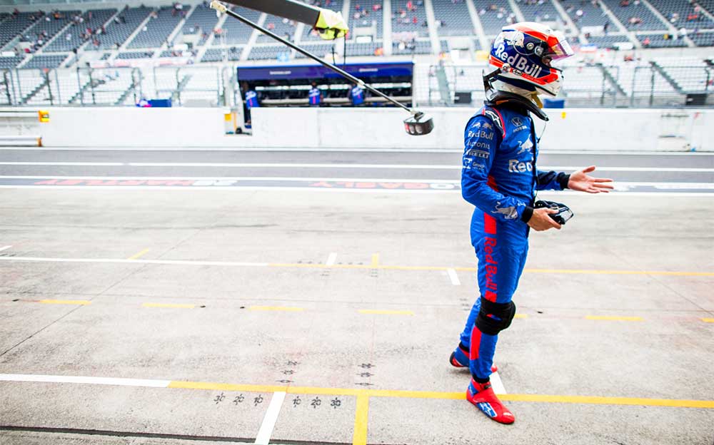 ガレージで待ちぼうけを食うトロロッソ・ホンダのピエール・ガスリー、F1日本GP FP2、2018年10月5日
