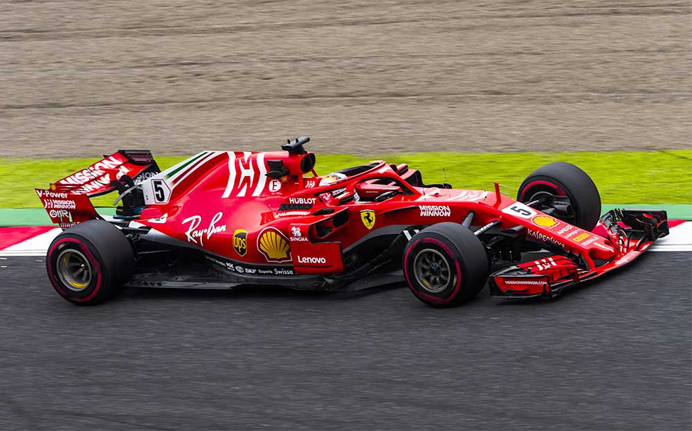 鈴鹿サーキットを走るスクーデリア・フェラーリSF71Hに乗るセバスチャン・ベッテル、F1日本GPにて 2018年10月5日