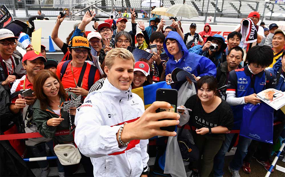 日本のF1ファンと写真を撮るザウバーのマーカス・エリクソン、F1日本GP 2018年10月5日