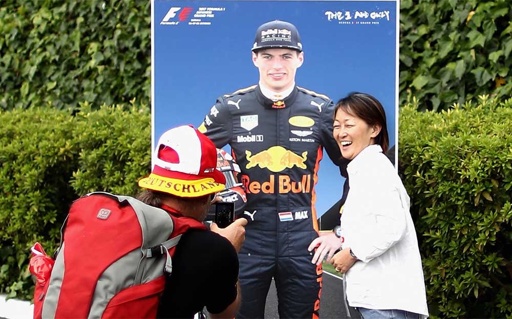 マックス・フェルスタッペンのポスターと記念撮影するF1ファン、日本グランプリにて