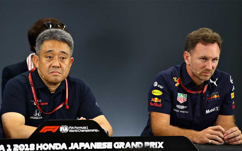 2018年F1日本GP公式記者会見に出席したホンダの山本雅史とレッドブルのクリスチャン・ホーナー