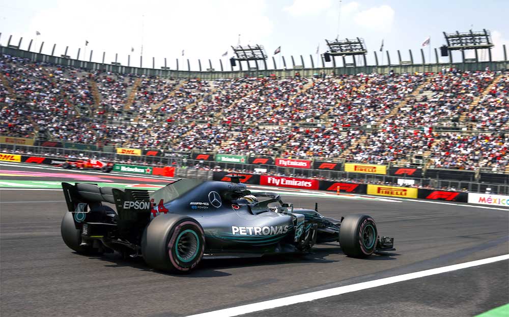エルマノス・ロドリゲス・サーキットのスタジアムセクションを走るメルセデスAMGのルイス・ハミルトン、F1メキシコGP初日 2018年10月26日