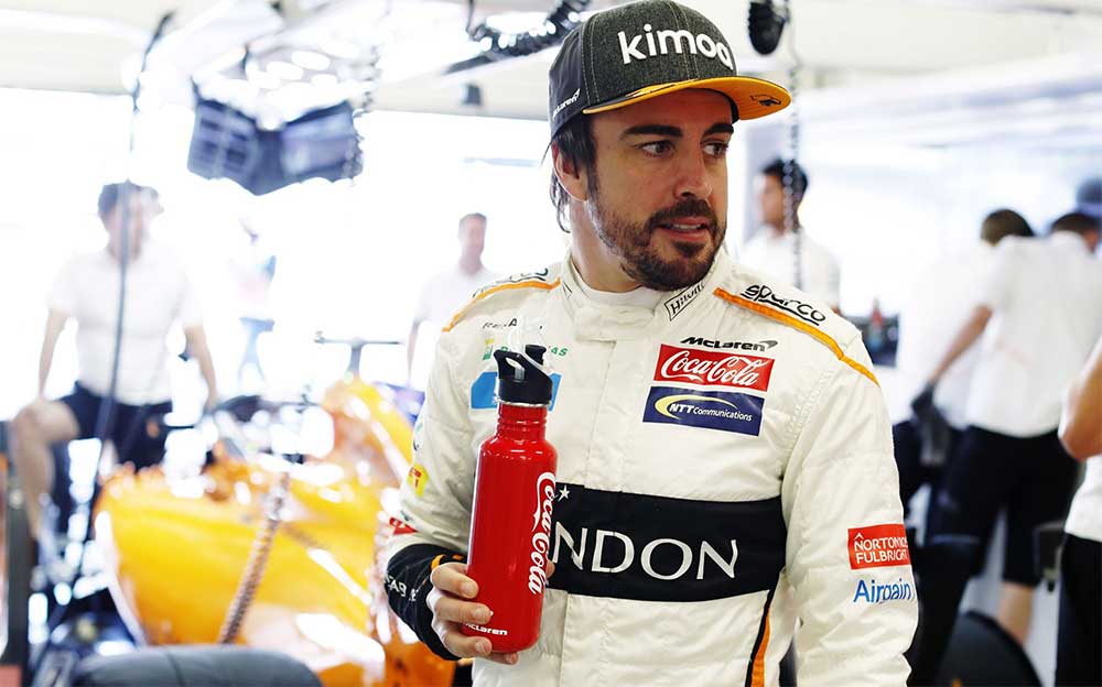 コカ・コーラのボトルを手にするマクラーレンのフェルナンド・アロンソ、F1メキシコGP 2018年10月27日