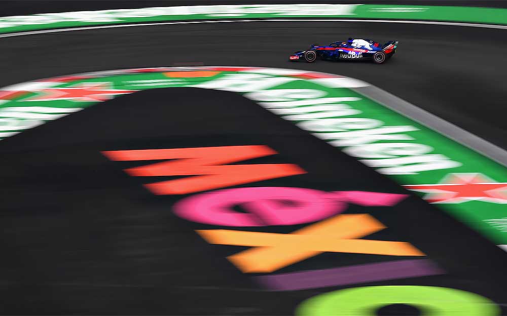 エルマノス・ロドリゲス・サーキットのスタジアムセクションを走行するトロロッソ・ホンダSTR13、F1メキシコGP 2018年10月27日
