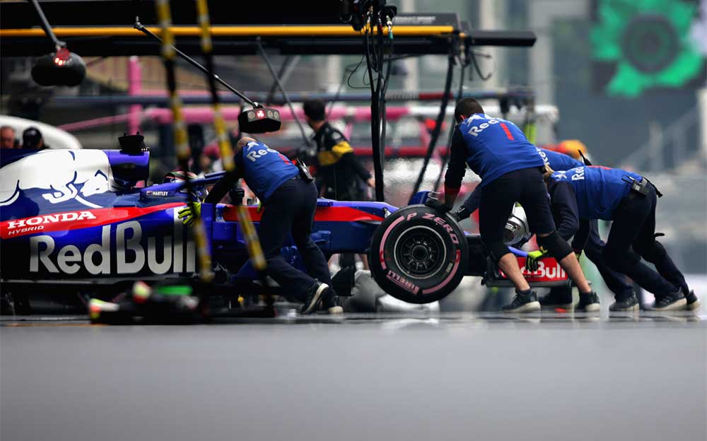 マシンをガレージ内に押し戻すトロロッソ・ホンダのクルー、F1メキシコGP 2018年10月27日