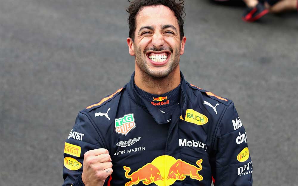 2018年F1メキシコGP予選でポールポジションを獲得し満面の笑みを浮かべるレッドブル・レーシングのダニエル・リカルド