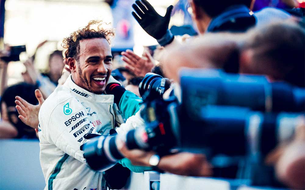 5度目のF1ワールドチャンピオン獲得を喜ぶメルセデスのルイス・ハミルトン、F1メキシコGP決勝 2018年10月28日