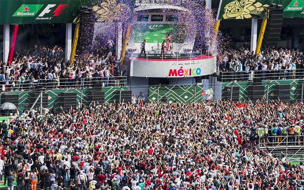 膨大な数のファンが取り囲むF1メキシコGPの表彰台セレモニー、2017年F1メキシコGP決勝