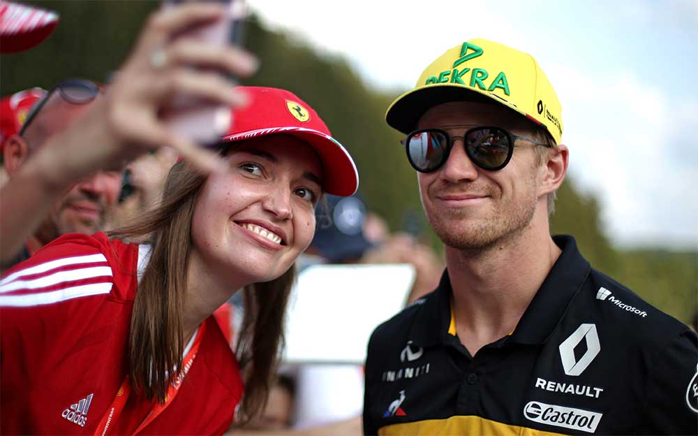 ファンと写真撮影をするルノー・スポールのニコ・ヒュルケンベルグ、2018年F1ベルギーGPにて