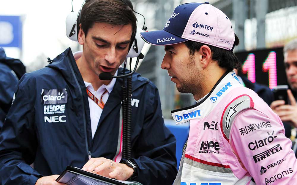 F1ロシアGP開始に向けてエンジニアと打ち合わせをするレーシングポイント・フォースインディアのセルジオ・ペレス