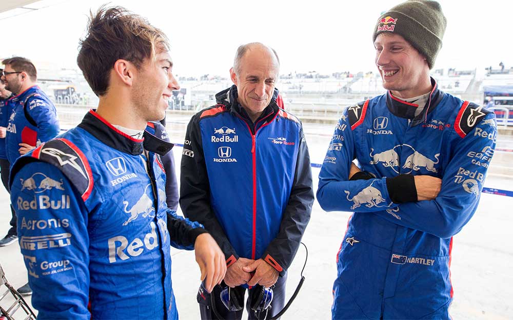 笑顔で話をするピエール・ガスリーとブレンドン・ハートレー、フランツ・トスト代表 F1アメリカGPにて 2018年10月20日