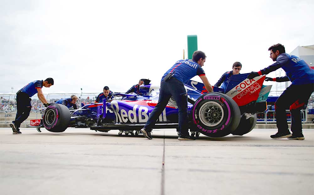 クルーの手によってガレージに戻されるトロロッソ・ホンダSTR13、F1アメリカGP予選 2018年10月20日