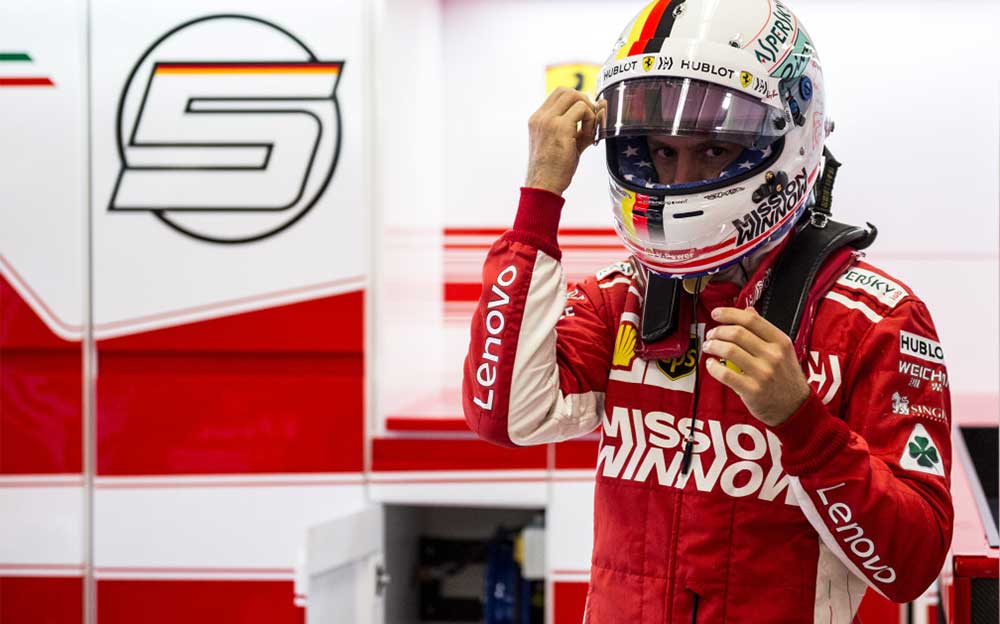 レースに備えてヘルメットを被るスクーデリア・フェラーリのセバスチャン・ベッテル、F1アメリカGP 2018年10月21日