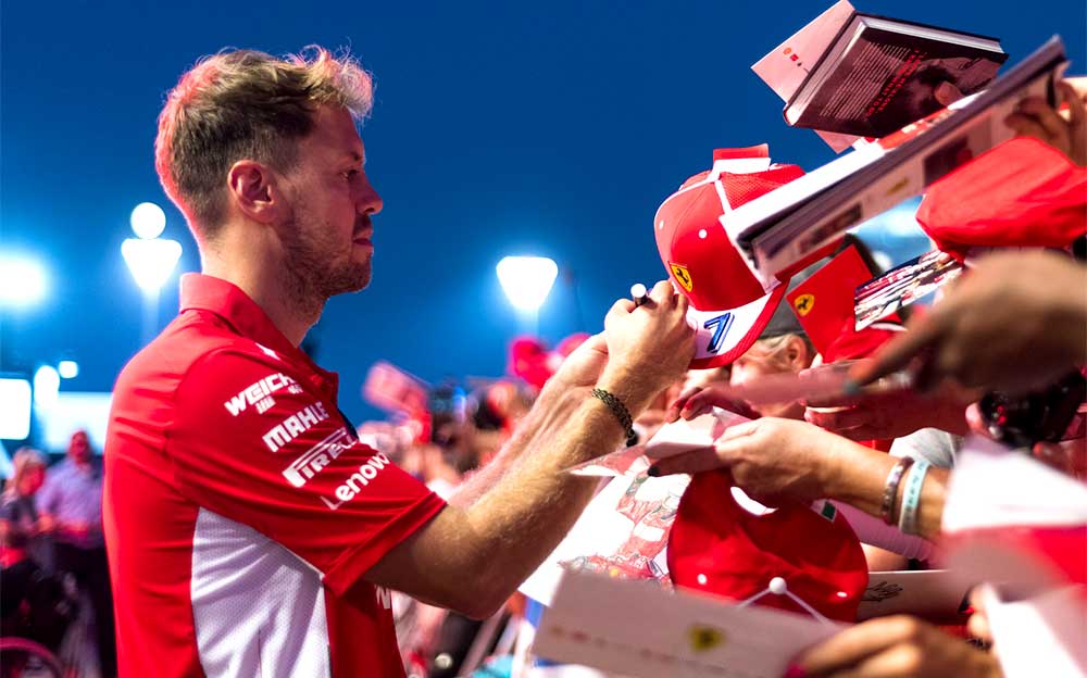 ファンからのサインの求めに応じるスクーデリア・フェラーリのセバスチャン・ベッテル、F1アブダビGP 2018年11月23日