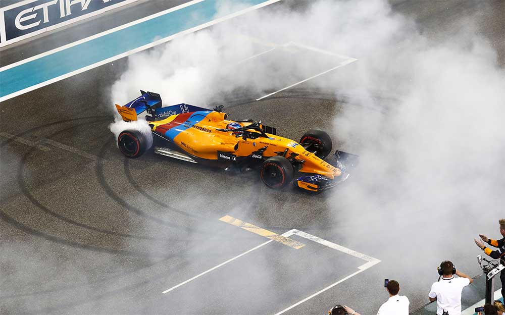 引退レースのインラップを終えてグリッドでドーナツターンを描くフェルナンド・アロンソ、F1アブダビGP 2018年11月25日
