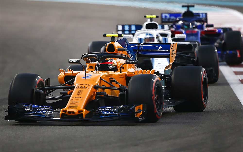 F1アブダビGP決勝レースでウィリアムズとトロロッソ・ホンダを抑えて走るマクラーレンのストフェル・バンドーン