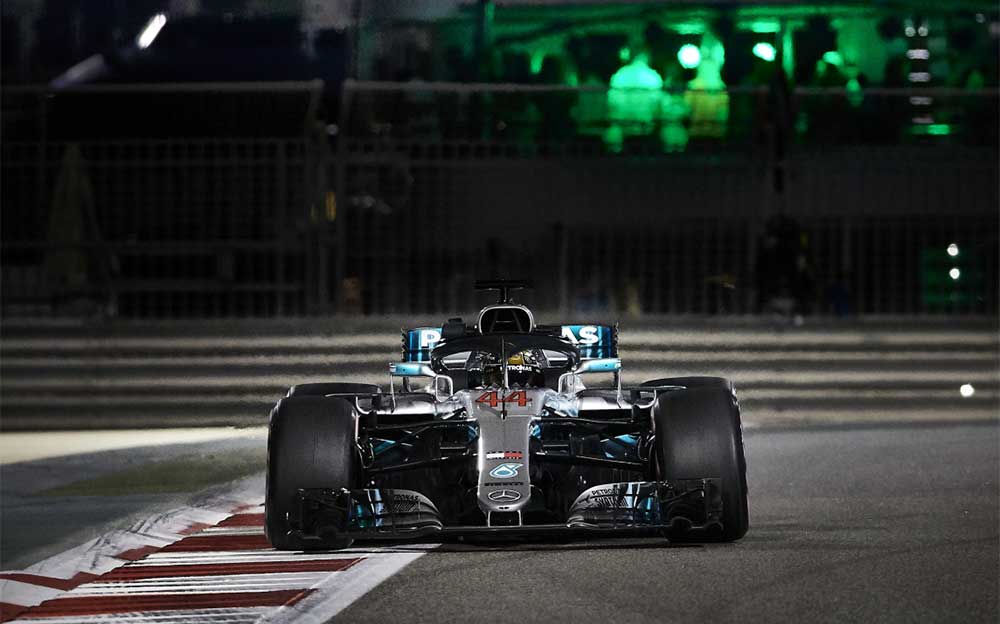 夜のヤス・マリーナ・サーキットを走るメルセデスW09のルイス・ハミルトン、F1アブダビGP 2018年11月23日