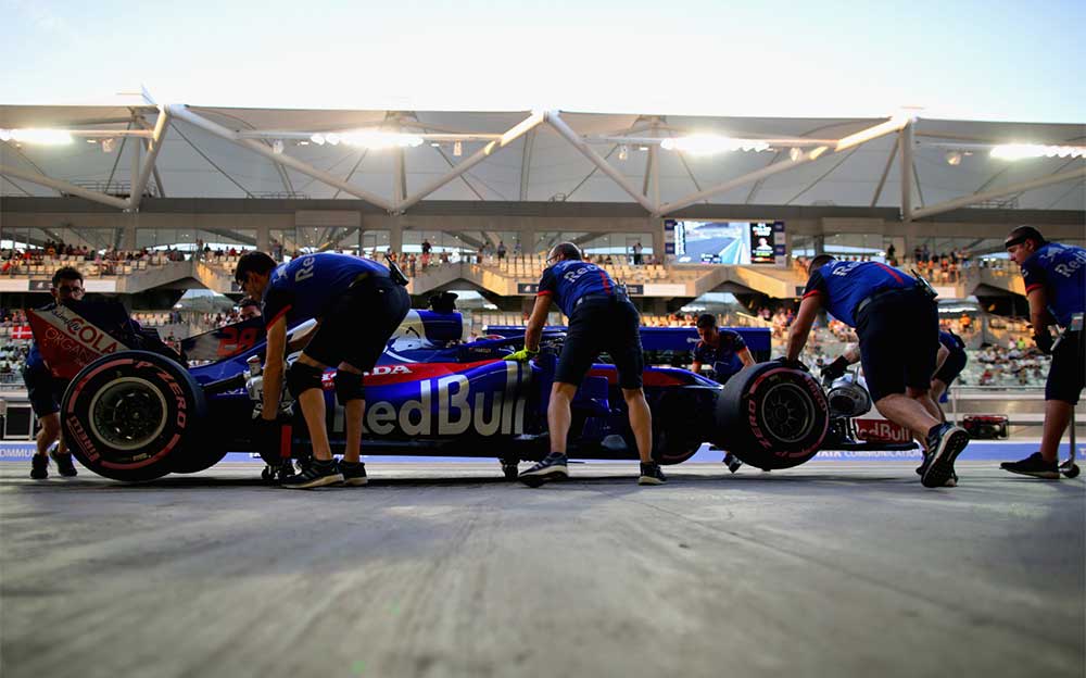 ガレージに戻されるトロロッソ・ホンダSTR13、F1アブダビGP予選 2018年11月24日