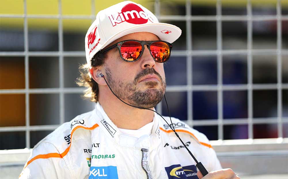 サングラスとイアフォンを装着し集中力を高めるマクラーレンのフェルナンド・アロンソ、2018年 F1日本GP