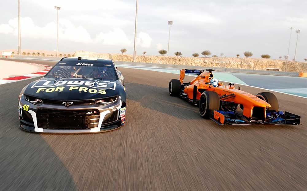 NASCARを走らせるフェルナンド・アロンソと2013年型F1マシンを走らせるジミー・ジョンソン