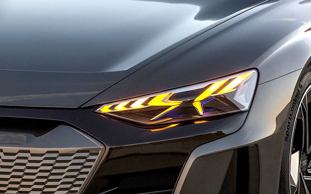 4ドアクーペの電気自動車コンセプト「Audi e-tron GT concept」のヘッドライト