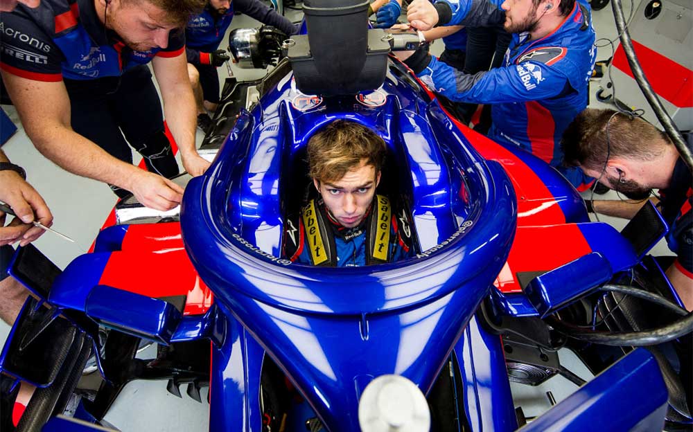 マシンに乗り込みセッション開始を待つトロロッソ・ホンダのピエール・ガスリー、F1ブラジルGP初日 2018年11月9日