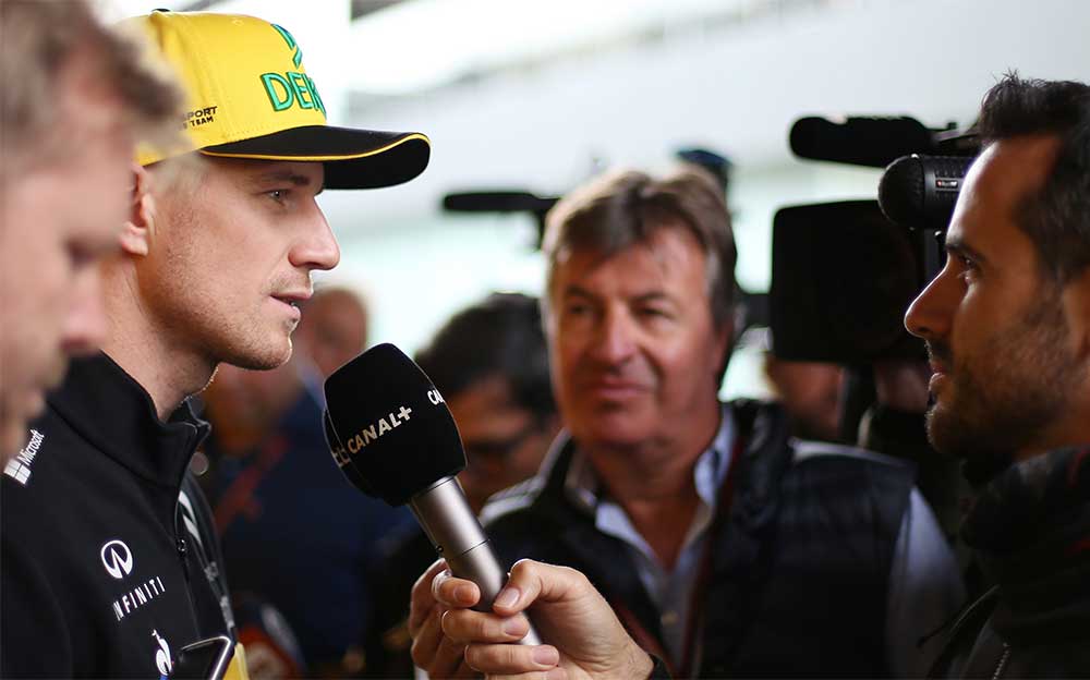 F1ブラジルGPの会場インテルラゴス・サーキットでメディアインタビューを受けるルノー・スポールのニコ・ヒュルケンベルグ 2018年11月8日