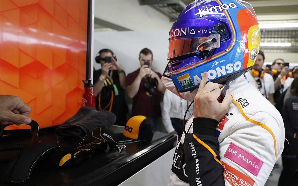 予選に向けてヘルメットを着用するマクラーレンのフェルナンド・アロンソ、F1ブラジルGP 2018年11月10日