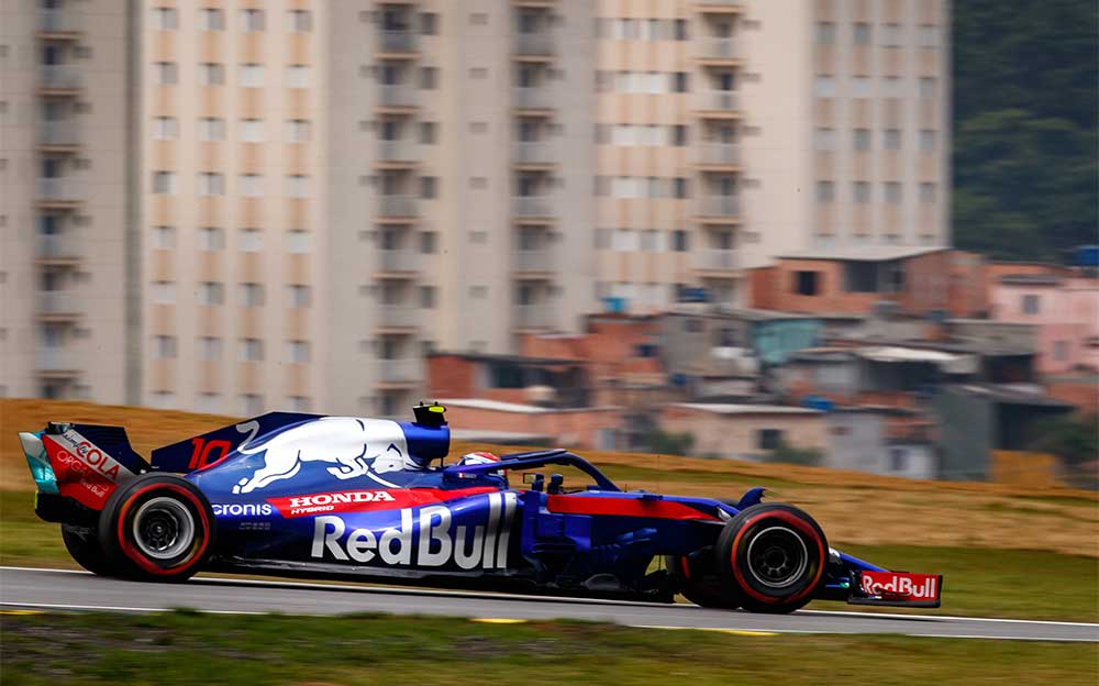 住宅地を背景にインテルラゴス・サーキットでの予選に挑んだトロロッソ・ホンダ10号車STR13、F1ブラジルGP 2018年11月10日