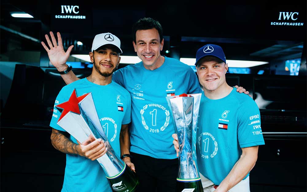 コンストラクターズの優勝杯を手にしたルイス・ハミルトンとバルテリ・ボッタスとトト・ウォルフ代表、F1ブラジルGP 2018年11月11日