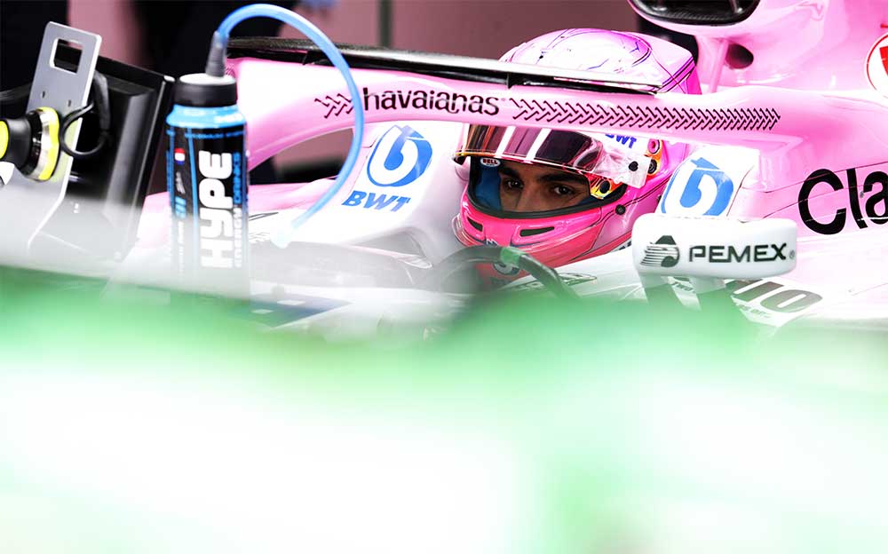 マシンに乗り込みガレージ内で待機するレーシングポイント・フォースインディアのエステバン・オコン、F1ブラジルGP初日 2018年11月9日