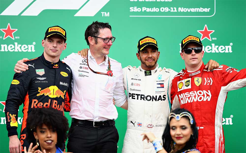 2018年F1ブラジルGPの表彰台に上がったルイス・ハミルトン、マックス・フェルスタッペン、キミ・ライコネンの3人